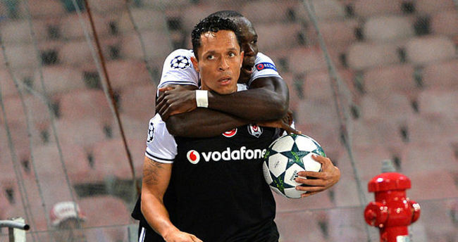 Hem Napoli'yi hem de hakemi devirdi